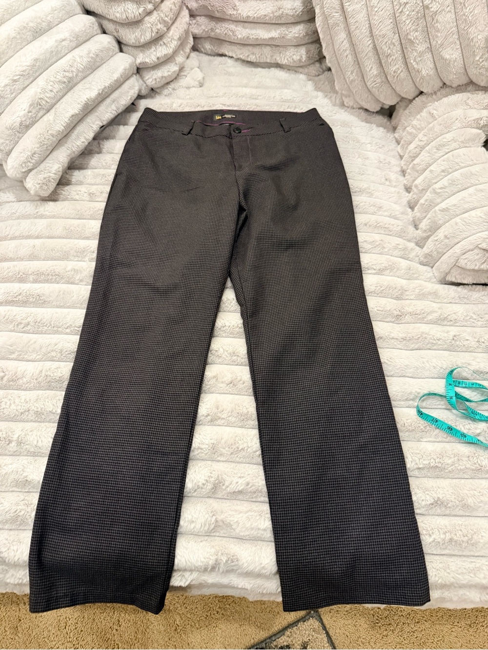 Lee Women’s brown and black houndstooth straight leg mid rise trousers.